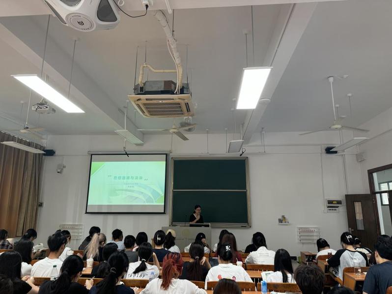 名家学者进课堂磨课研讨助成长——太阳成集团tyc234cc古天乐邀请专家开展《思想道德与法治》课程教学质量提升活动