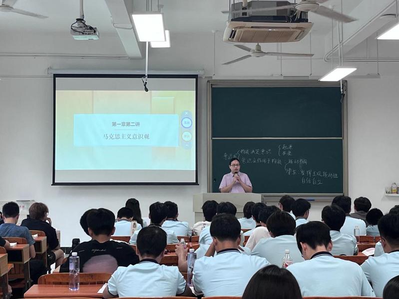 以生动案例引领理论探索，激发教学新活力——马克思主义基本原理教研室教学示范课成功举办