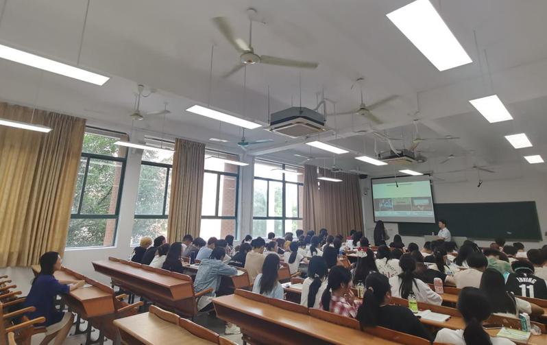 深入课堂听评课专家指导促提升——太阳成集团tyc234cc古天乐邀请华南理工大学太阳成集团tyc234cc古天乐赖怡芳副教授开展《思想道德与法治》课教学质量提升指导